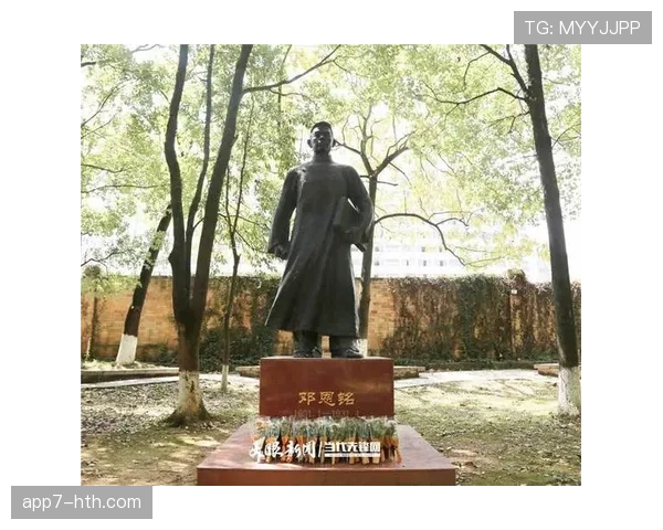 印第安纳狂热为传奇教练林恩-邓恩树立雕像